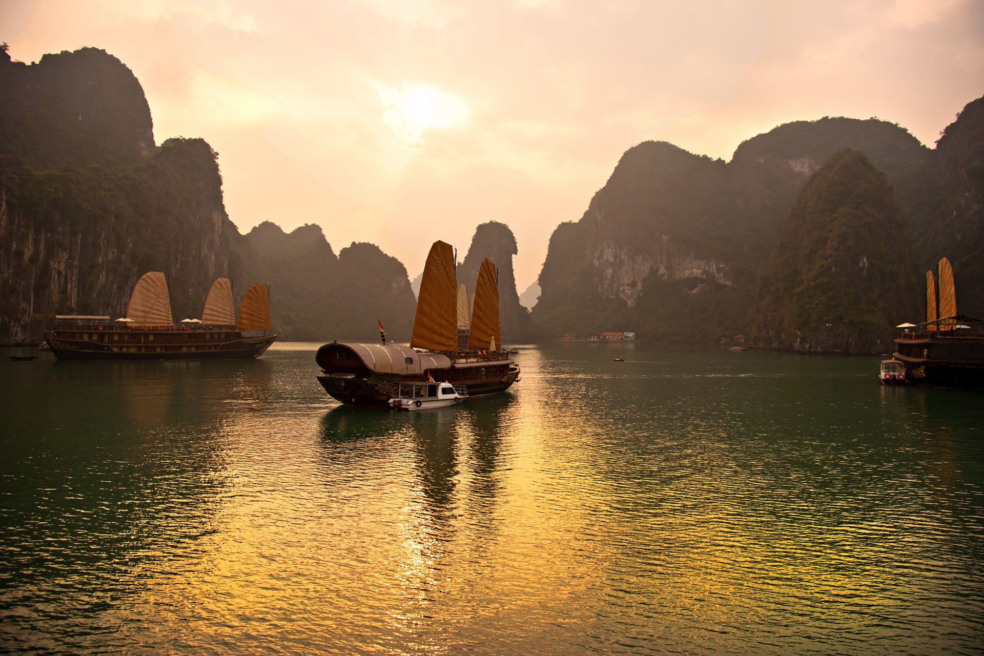 Halong | LAT.40