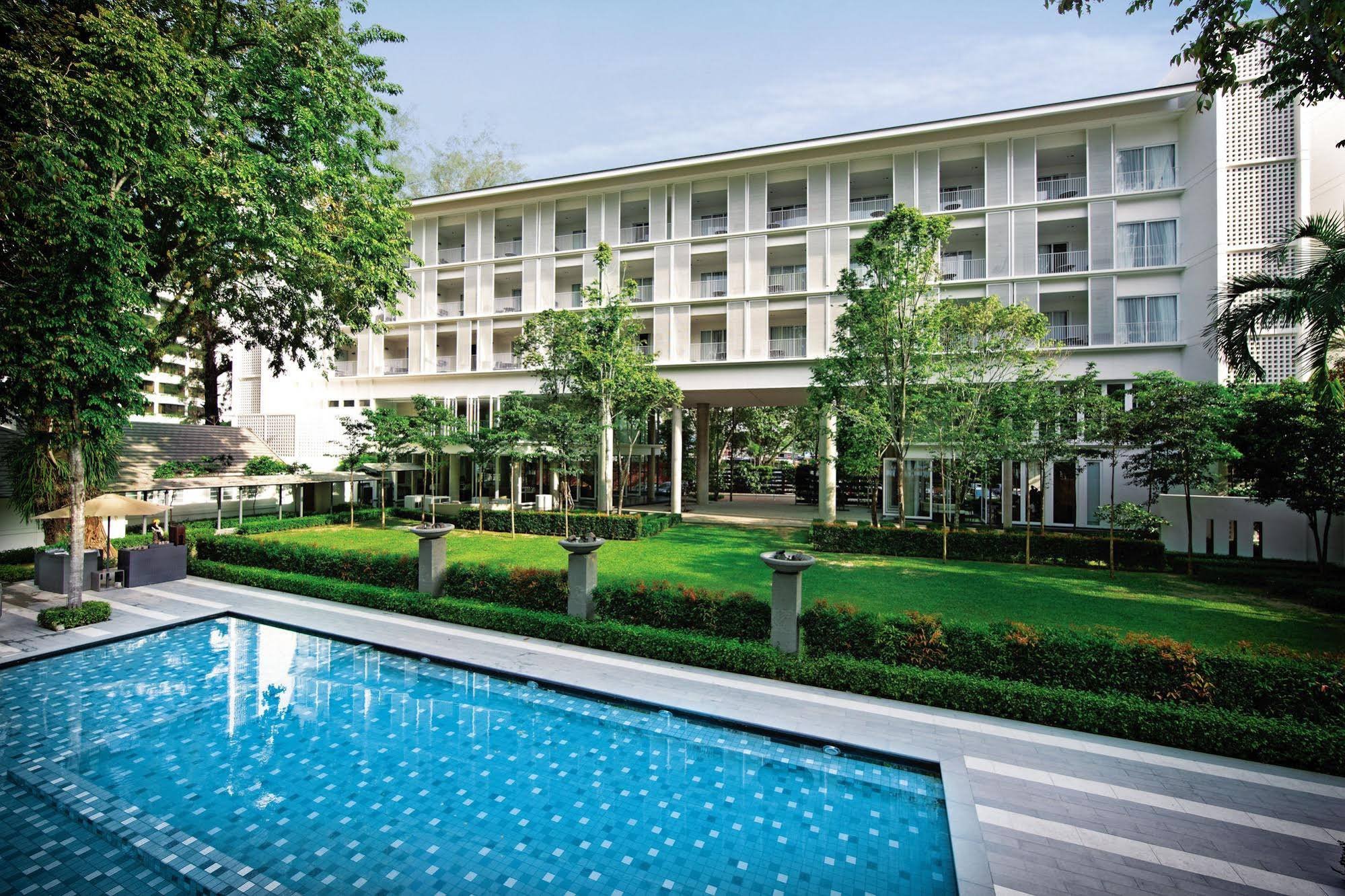 Lone Pine Hotel | LAT.40