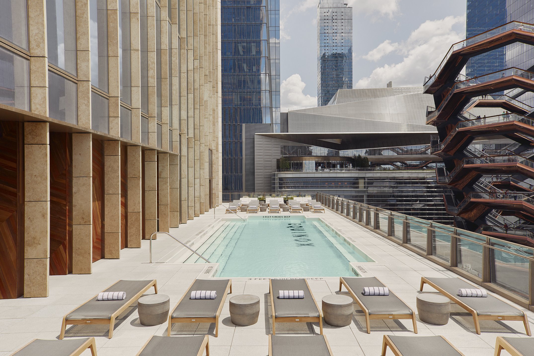 Equinox Hotel at Hudson Yards en su destino