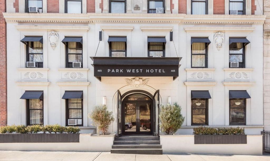 Park West Hotel en su destino