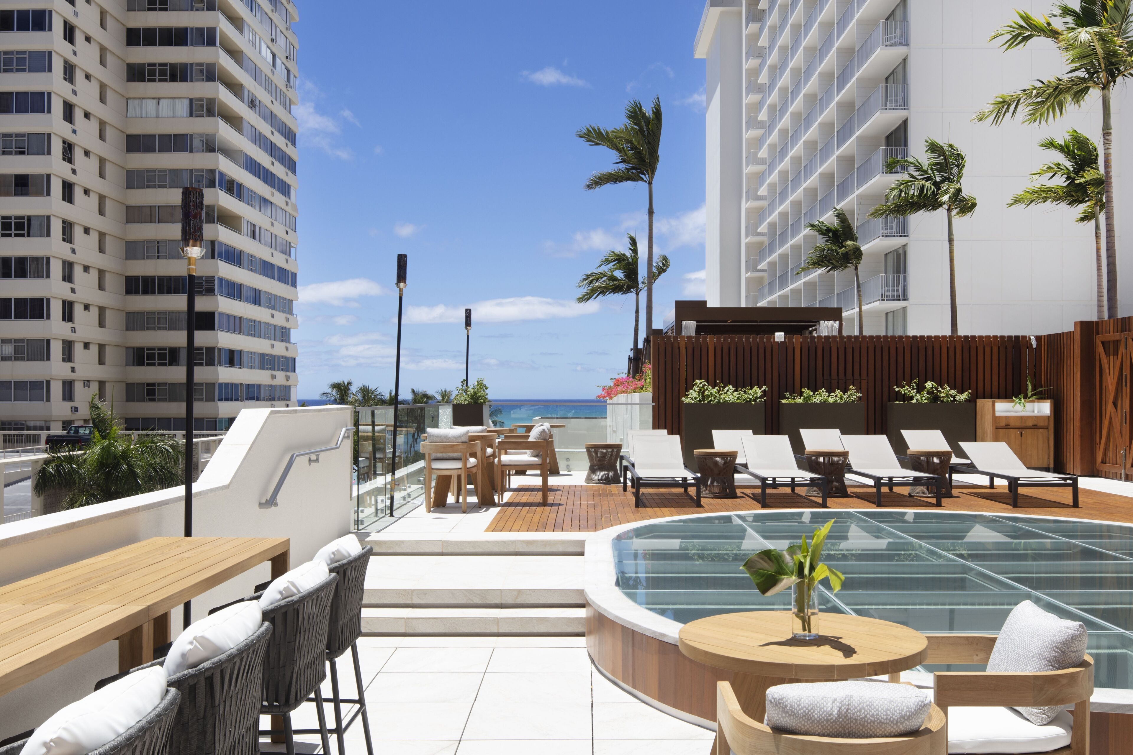 Alohilani Resort Waikiki Beach | LAT.40