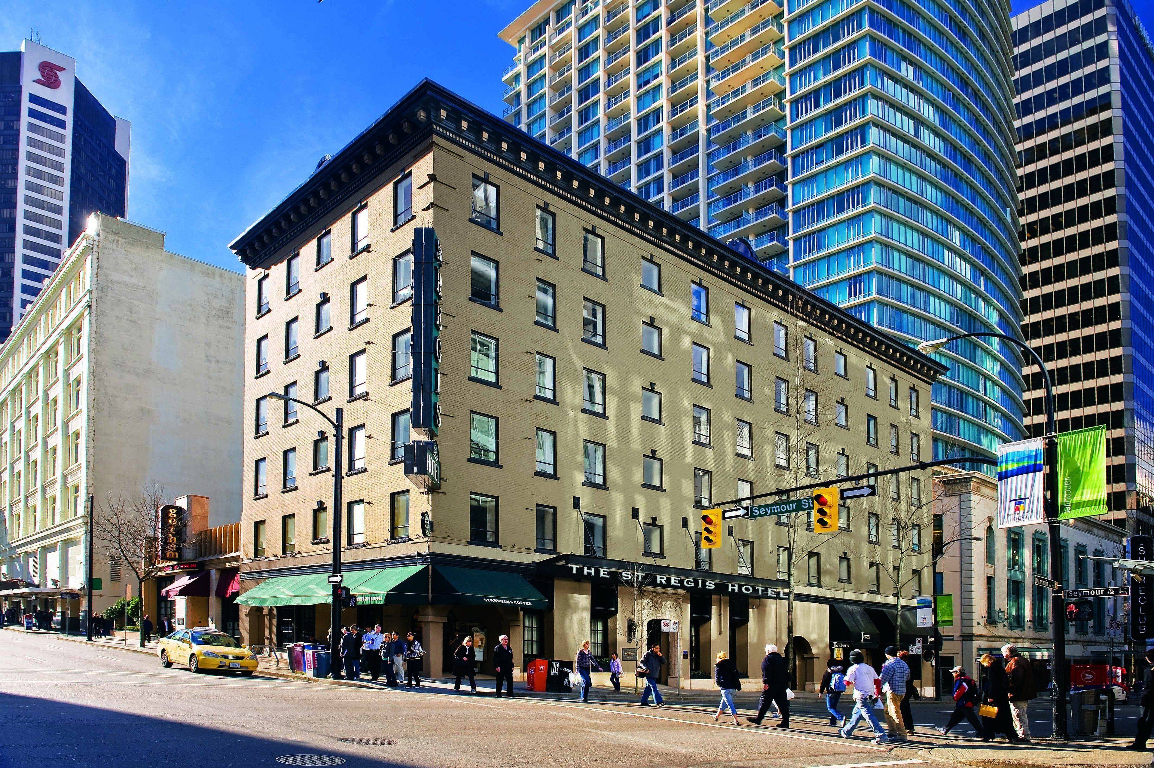 The St. Regis Hotel en su destino