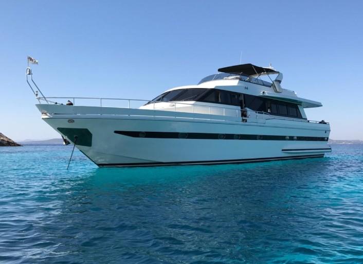 Yate privado Falcon 76 en su destino