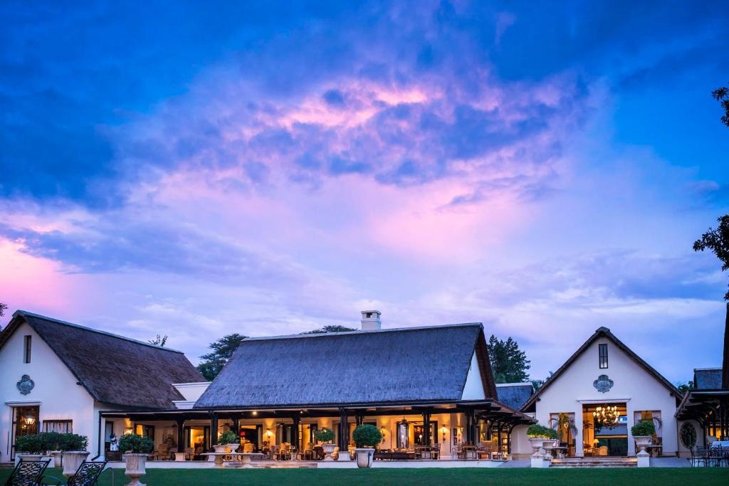 Royal Livingstone Victoria Falls Zambia Hotel by Anantara en su destino