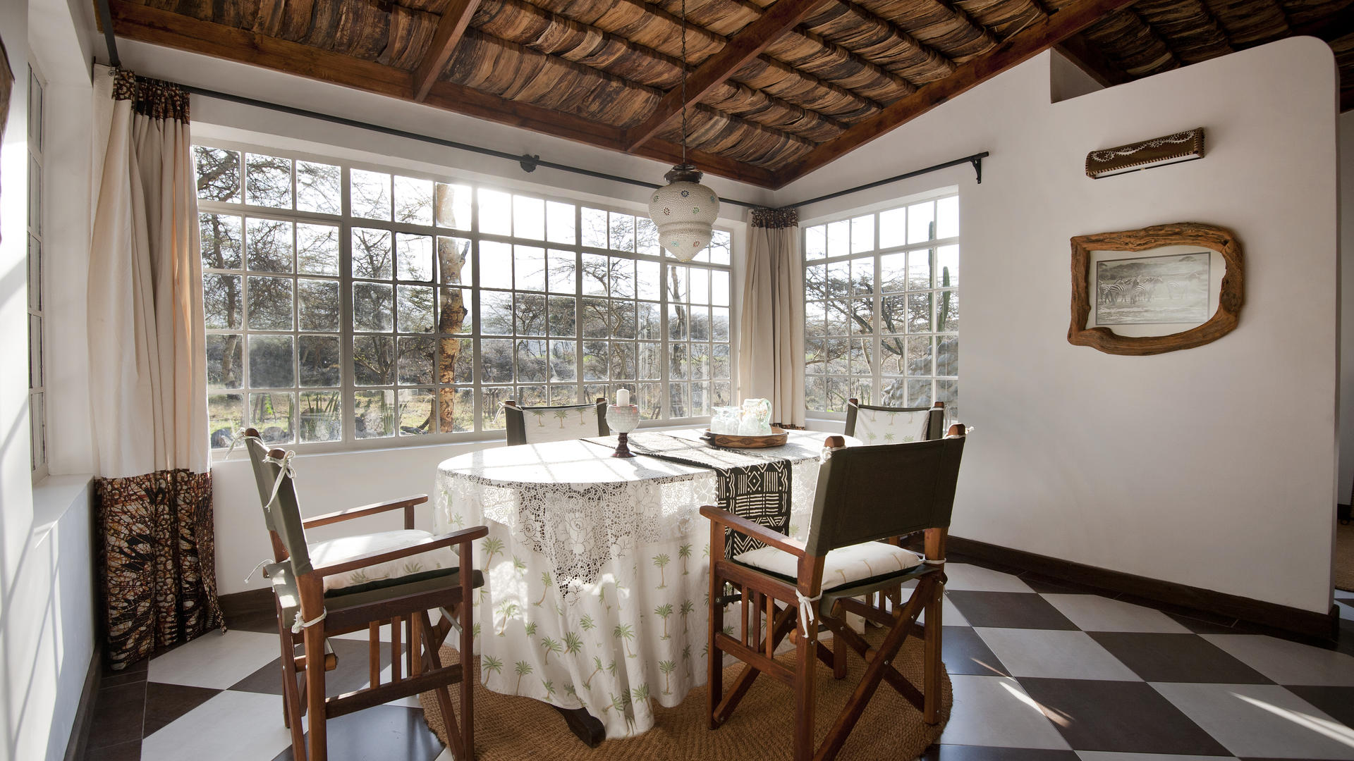 Hatari villa dining1