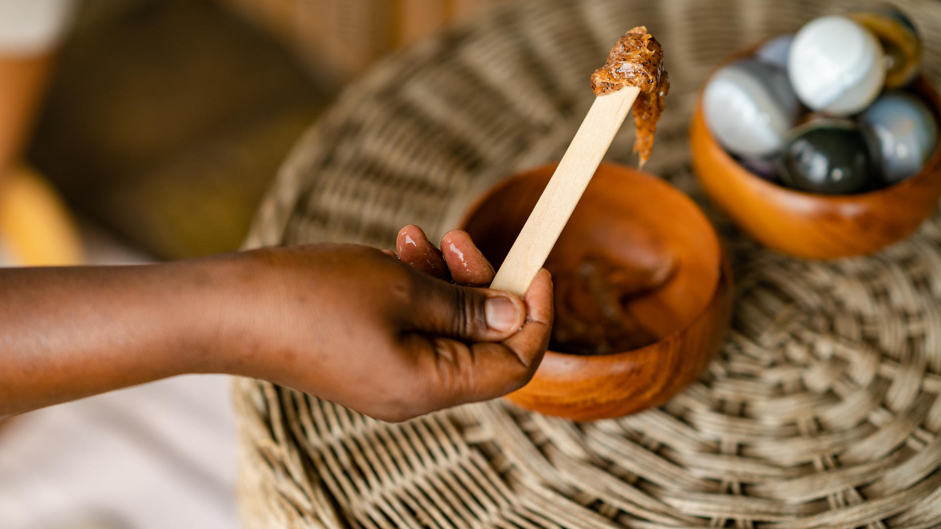 Sasakwa spa treatment wellness treatrment feet washing in bowl osse sinare 3