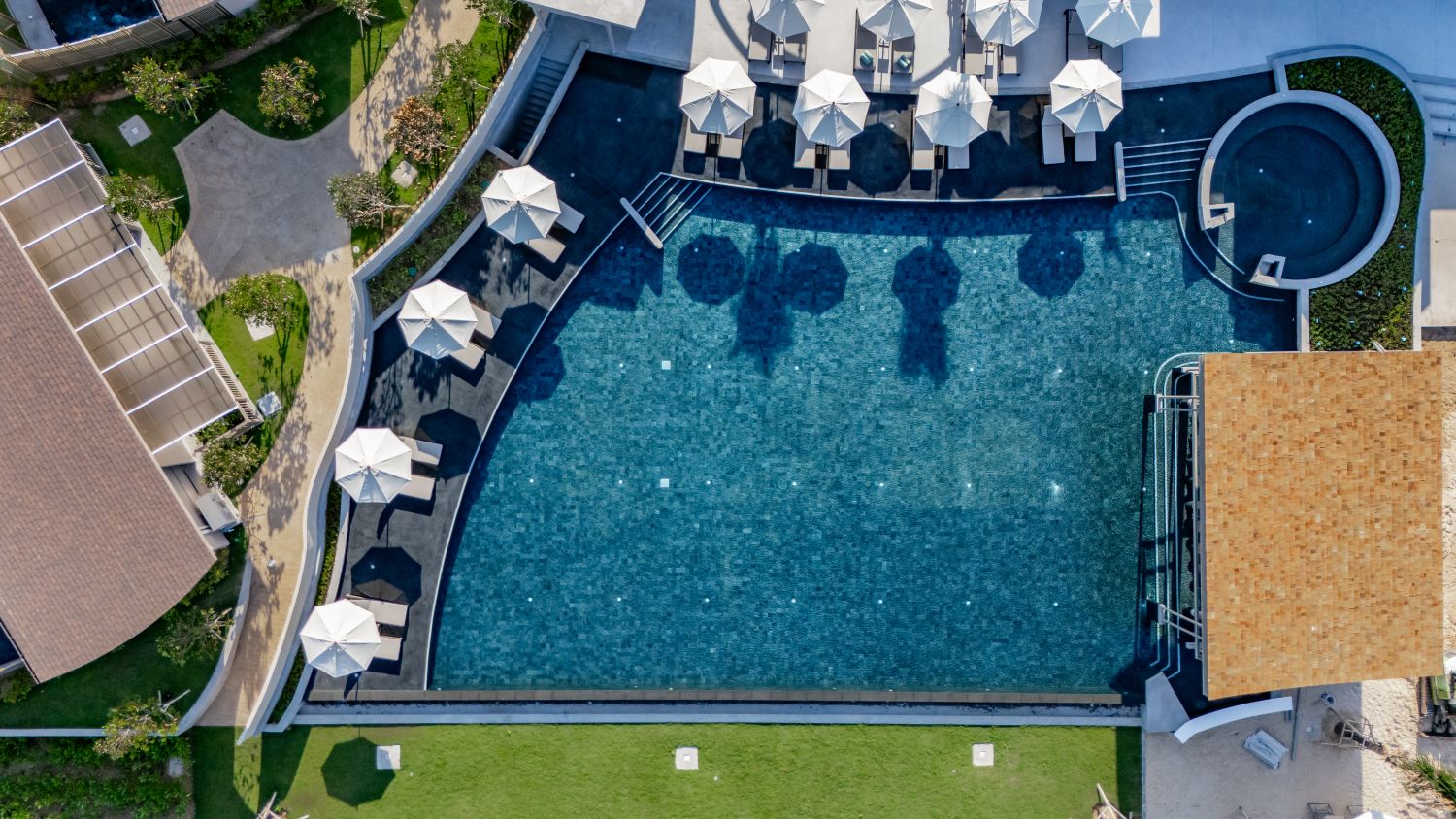 Beachfront pool 04