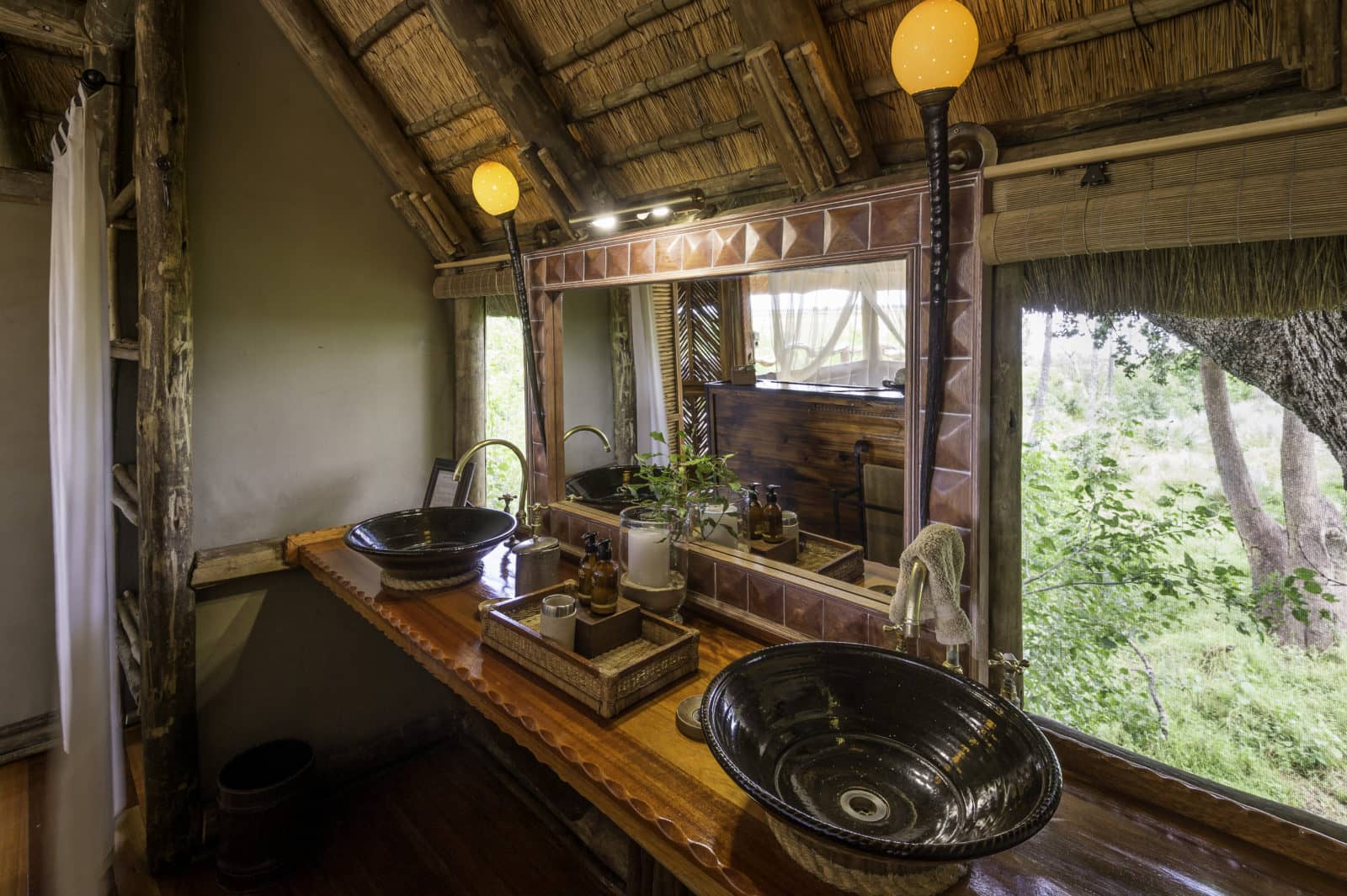 Kwetsani ensuite bathroom with basins