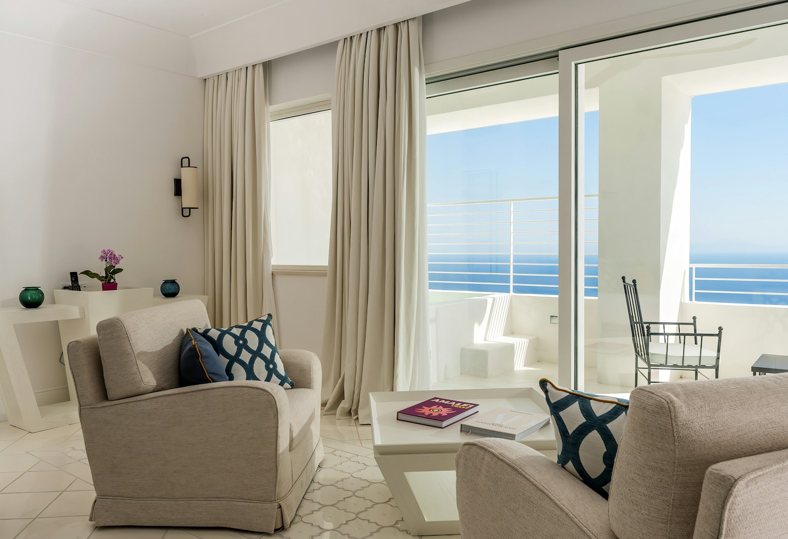 6yr85dvak0muaarux4upow living%20luxury%20suite%20 2 jpg