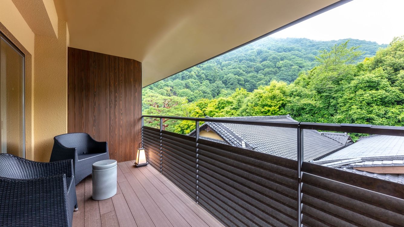 Ukylc guestroom balconyview hor wide