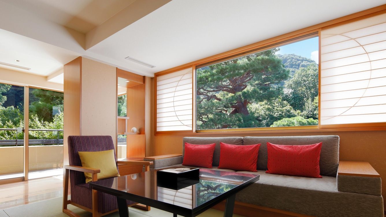 Ukylc suite livingarea balcony hor wide