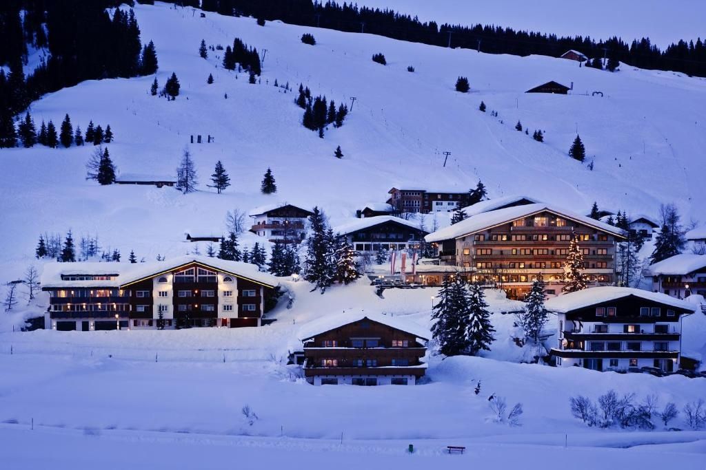 Ski con amigos en Lech diseñado por LAT.40
