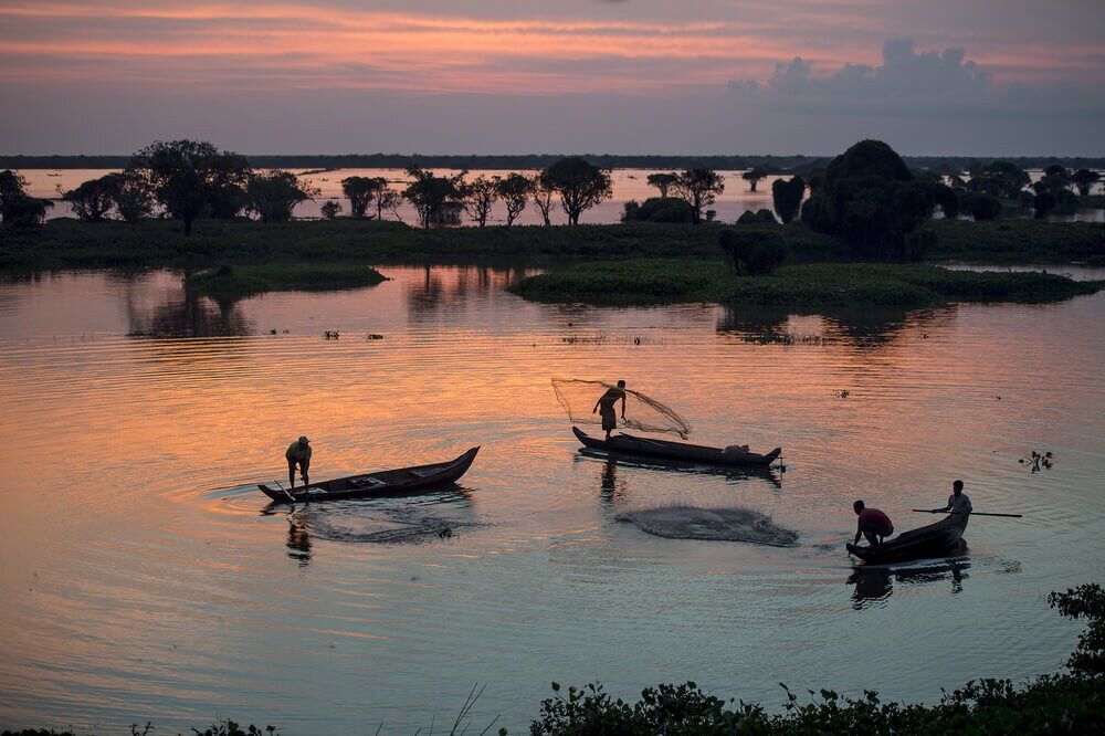 Pescadores al atardecer en el Tonlé Sap