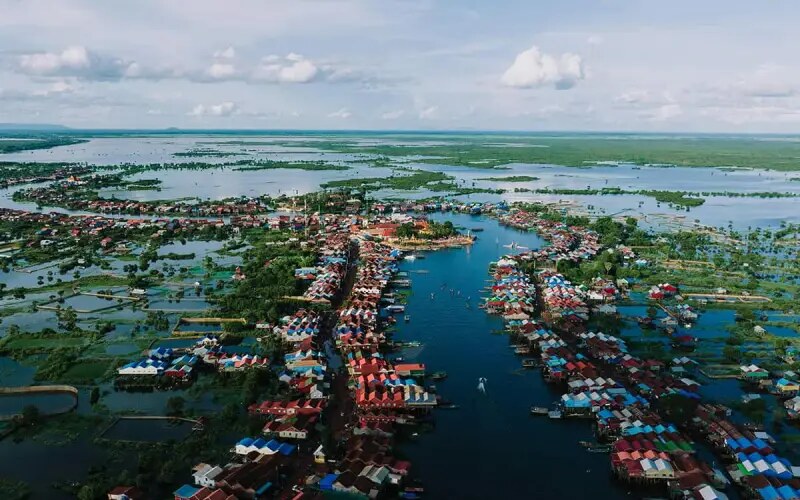 Vista aérea de un poblado flotante
